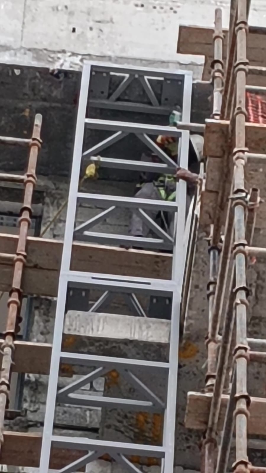 Cladding supporting steel Structure
